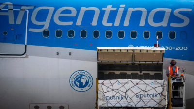 Parte otro vuelo hacia Rusia en busca de más vacunas