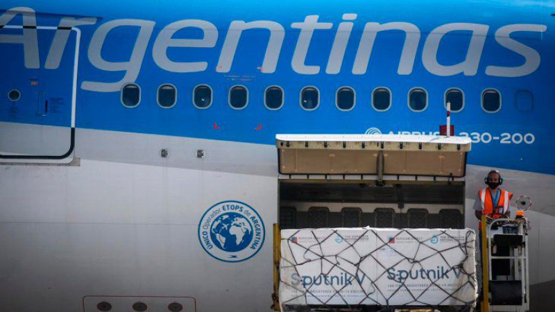 Parte otro vuelo hacia Rusia en busca de más vacunas
