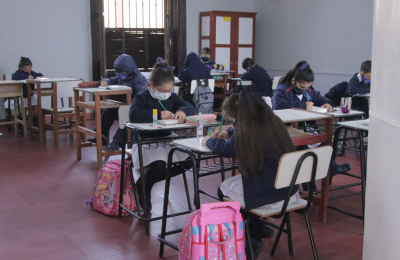 Vuelve la presencialidad a las aulas y amplían los grupos prioritarios