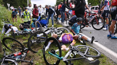 Masiva caída por culpa de una fanática en la primera etapa del Tour de Francia