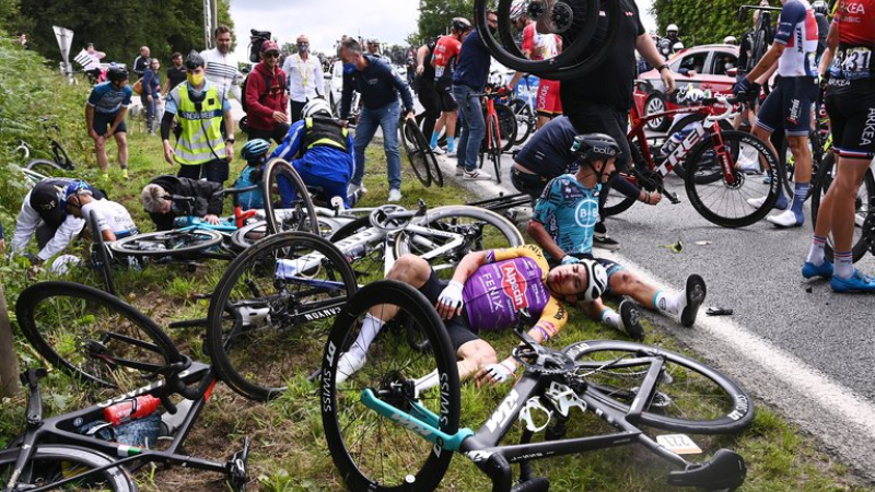 Masiva caída por culpa de una fanática en la primera etapa del Tour de Francia