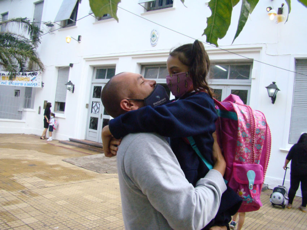 "AMOR VERDADERO" Un padre abraza a su pequeña hija antes de que ella ingrese a las clases ese primer día. 22-03-21. Fabián Maldonado