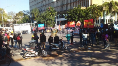Con diversas consignas, movimientos sociales marcharon frente a Casa de Gobierno