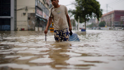 Con retroexcavadoras y balsas rescatan a damnificados   