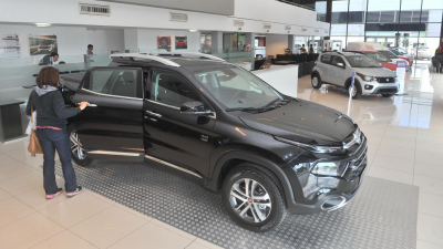 Leves caídas intermensuales de las ventas de autos y motos en el Chaco