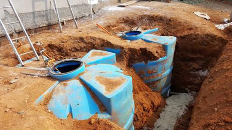 Las familias invierten en cisternas para almacenar agua