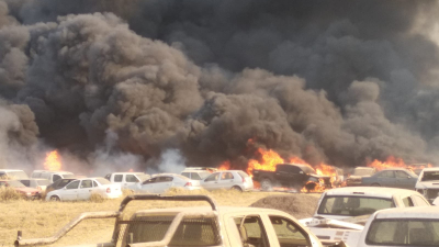 Incendio consume vehículos en un predio de Resistencia