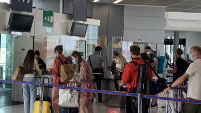 España estudia levantar la prohibición de ingreso para viajeros argentinos