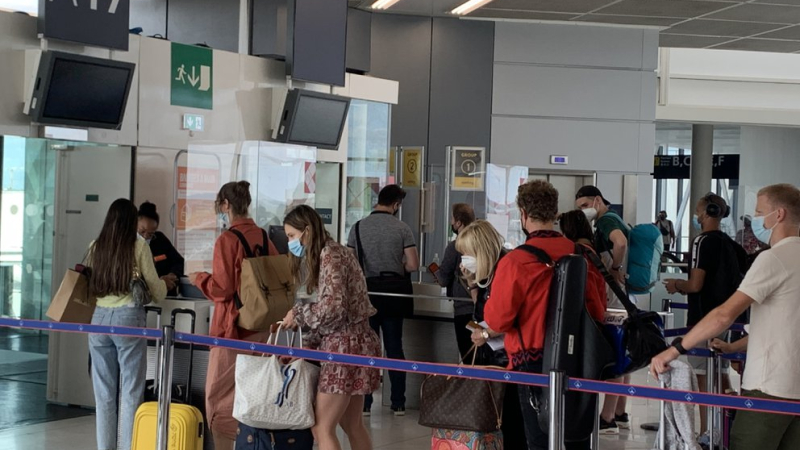 España estudia levantar la prohibición de ingreso para viajeros argentinos