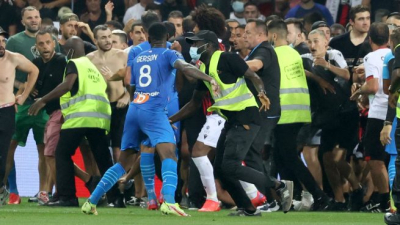 Locura en Francia: invasión y partido suspendido
