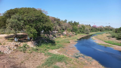 Empresa constructora arroja escombros sobre la ribera del Río Negro