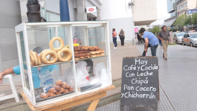 Vendedores de comida sobreviven como pueden a las pocas ventas y la presión municipal