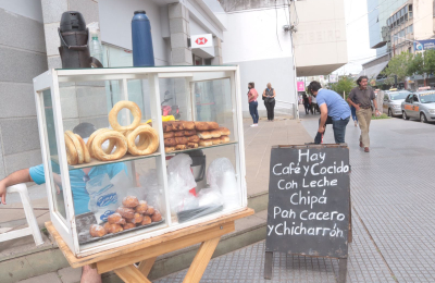 Vendedores de comida sobreviven como pueden a las pocas ventas y la presión municipal