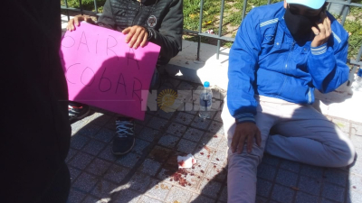 Desesperado por la salud de su hija, un hombre se autolesionó en la vereda de Casa de Gobierno