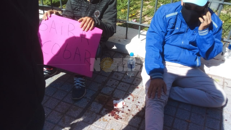 Desesperado por la salud de su hija, un hombre se autolesionó en la vereda de Casa de Gobierno