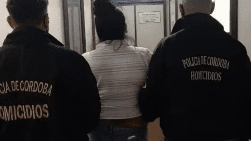Celosa por un comentario en Facebook apuñaló a tercera en discordia