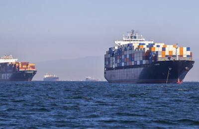 Crisis de los contenedores: ¿por qué hay tantos barcos haciendo fila para entrar en Estados Unidos?