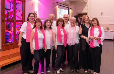 Scholem Aleijem Corrientes se iluminó de brillante rosa  