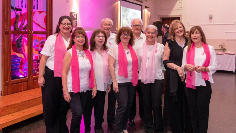 Scholem Aleijem Corrientes se iluminó de brillante rosa  