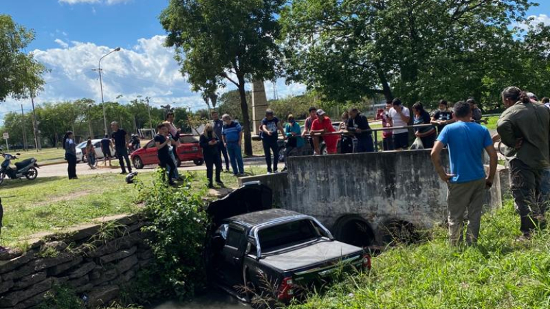 Velocidad y descontrol en Resistencia: terminó adentro de la laguna Argüello
