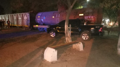 Insólita colisión entre una camioneta y un tren de carga