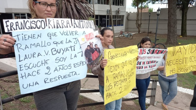 Ramallo: se encadenó al municipio pidiendo recuperar a sus sobrinos que están en un hogar en Charata