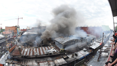 Gran incendio en Mercado 4: bomberos contienen expansión del fuego que afectó a decenas de locales