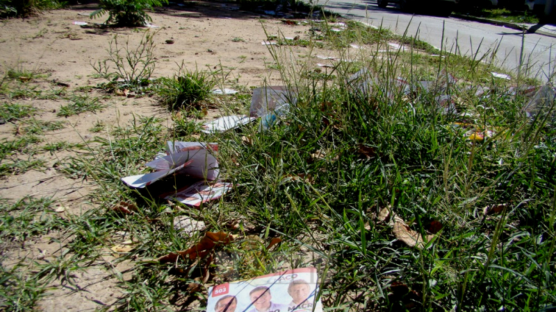 Resistencia amaneció con volantes proselitistas desparramados por todos lados: la UCR denuncia campaña sucia