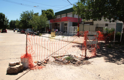 Hundimiento del pavimento pone en peligro a todo un barrio