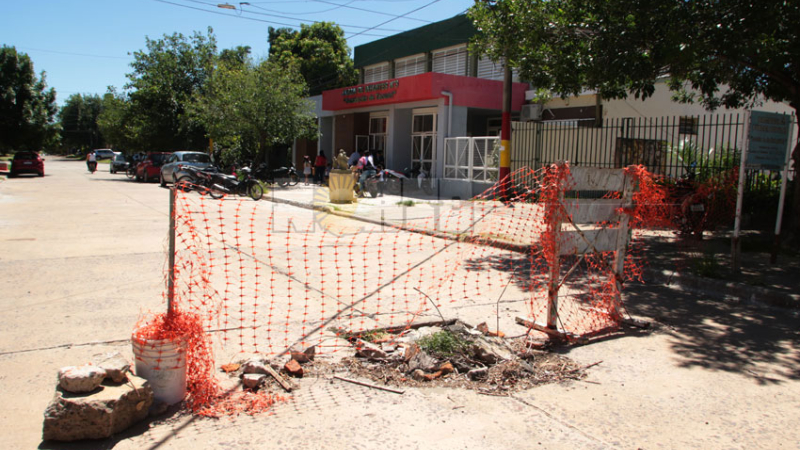 Hundimiento del pavimento pone en peligro a todo un barrio