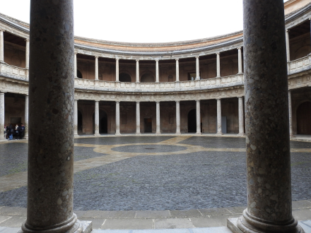 PATIO CIRCULAR DEL PALACIO DE CARLOS V.jpg