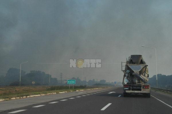 <p>El humo en las rutas, otro de los peligros que representan los incendios de pastizales. Foto: Jorge "Punky" Flores.  </p>
