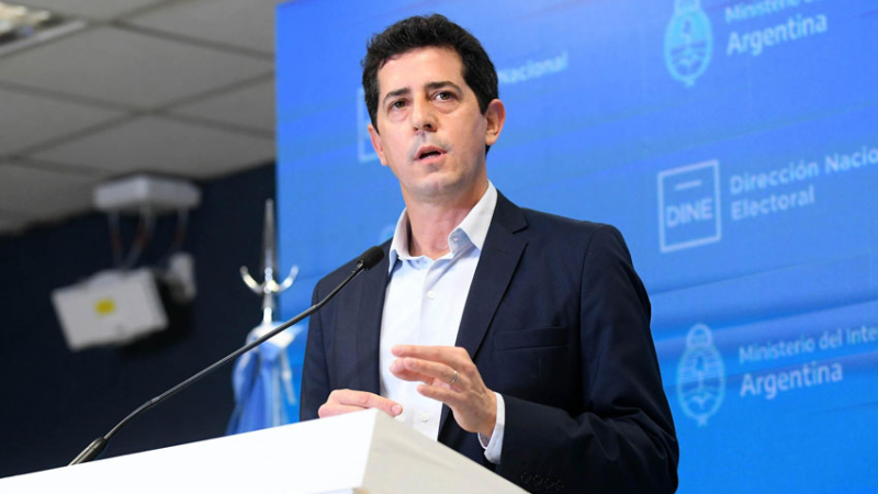 "La salida no es la violencia", dijo De Pedro, y se puso "a disposición para salida pacífica"