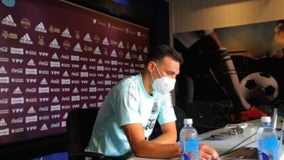 Scaloni no viaja a Chile porque sigue dando positivo por coronavirus