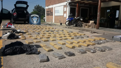 Detuvieron a una pareja santafesina con más de 200 ladrillos de marihuana