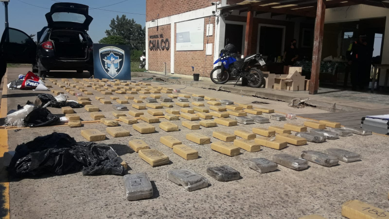 Detuvieron a una pareja santafesina con más de 200 ladrillos de marihuana