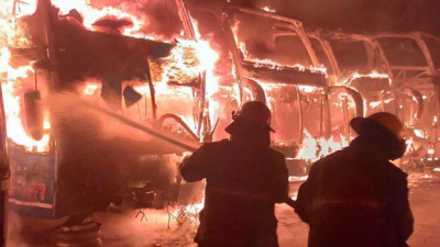 Investigan si fue intencional un incendio que destruyó una flota de Flecha Bus