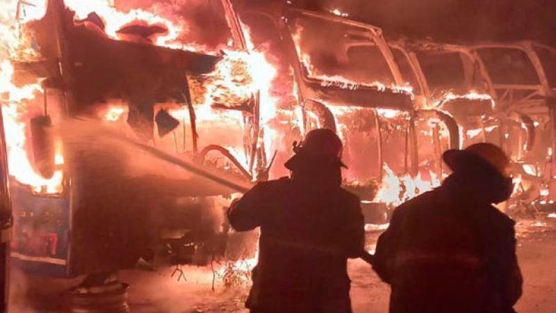 Investigan si fue intencional un incendio que destruyó una flota de Flecha Bus