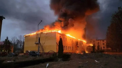 Rusia bombardeó una base militar cercana a Lviv, reportan al menos 35 muertos