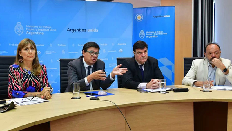 El nuevo salario mínimo aumentará 45 % en cuatro tramos, con revisión