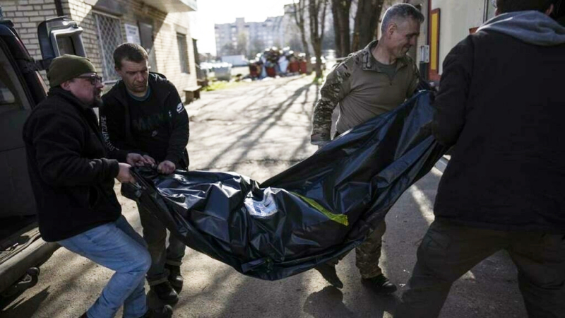 Ucrania: más de 900 cadáveres hallados cerca a Kiev; Moscú advierte que "intensificará" ataques