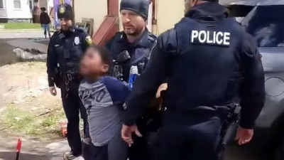 Estados Unidos: la policía arrestó a un niño de ocho años por robar papas fritas