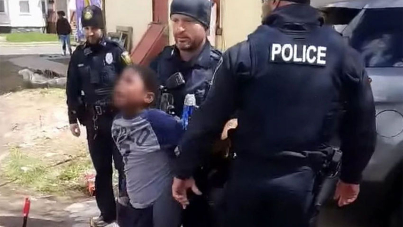 Estados Unidos: la policía arrestó a un niño de ocho años por robar papas fritas