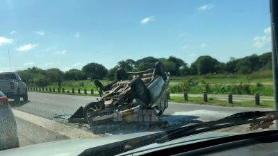 Despiste y vuelco en avenida Sabin