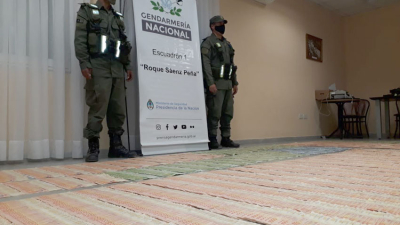 Incautaron más de cinco millones de pesos ocultos en el semirremolque de un camión