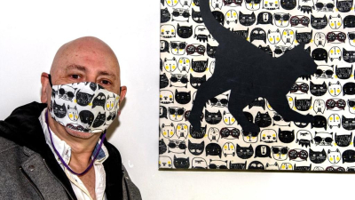 Artista chaqueño exhibe sus obras de grabado sobre gatos en Buenos Aires