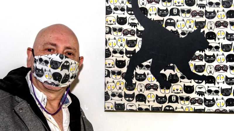 Artista chaqueño exhibe sus obras de grabado sobre gatos en Buenos Aires