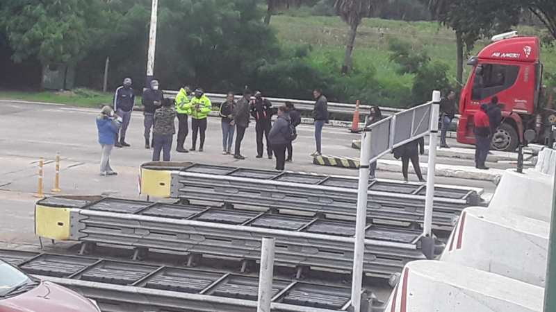 Dirigente social encabezó un corte en el peaje del puente interprovincial