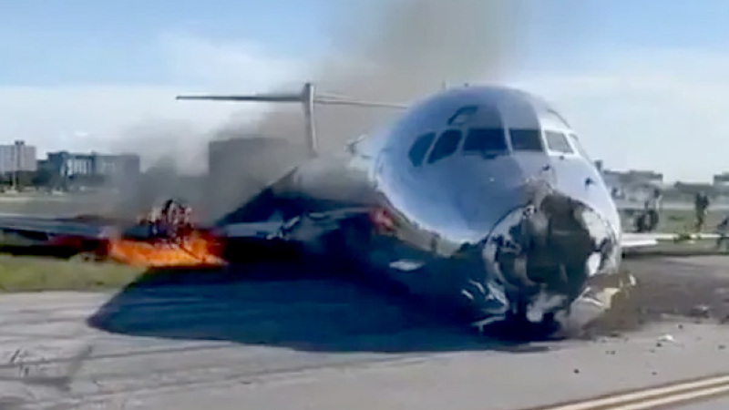 Susto en Miami: chocó y se incendió un avión con 126 pasajeros