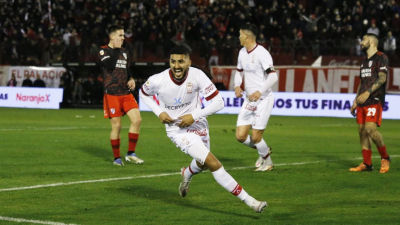 Huracán fue muy efectivo y celebró ante River en el "Palacio"